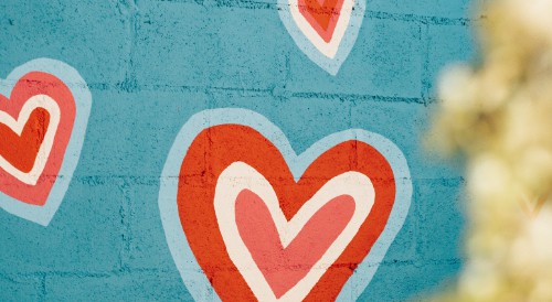 una pared azul con tres corazones