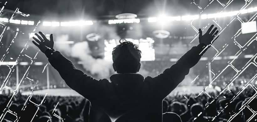 un hombre con sus manos levantadas en medio de un concierto
