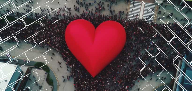 un corazón gigante sobre una manada de personas