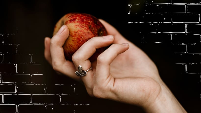 mano de mujer aguantando una manzana