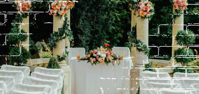 sillas y un altar, blanco, de bodas