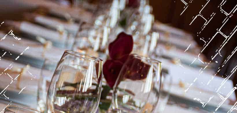 una mesa llena de copas y platos, cena formal