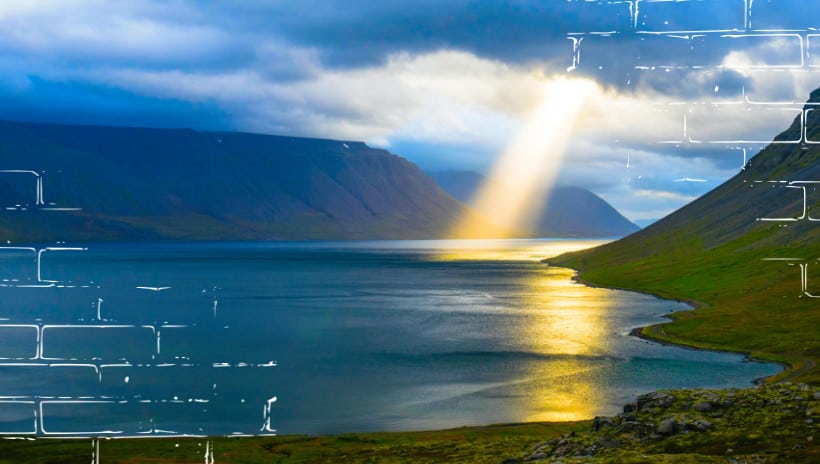 un valle que tiene un lago y un rayo de sol cayendo sobre el agua