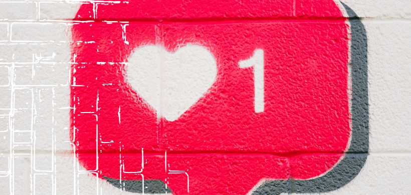 una burbuja de mensaje pintando en rojo con un corazón en el centro