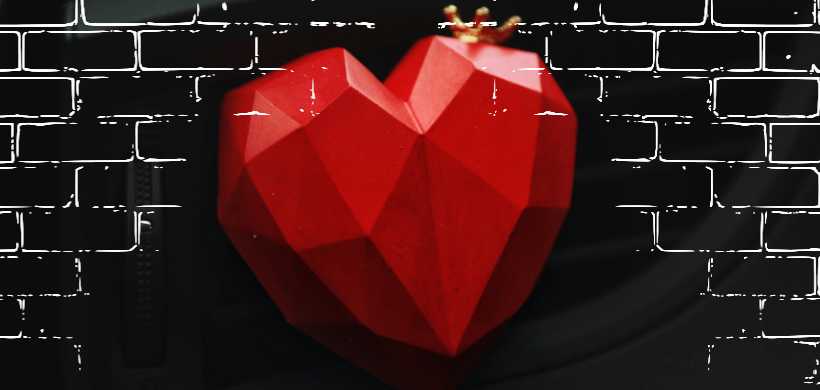un corazón rojo 3D con una corona pequeña arriba