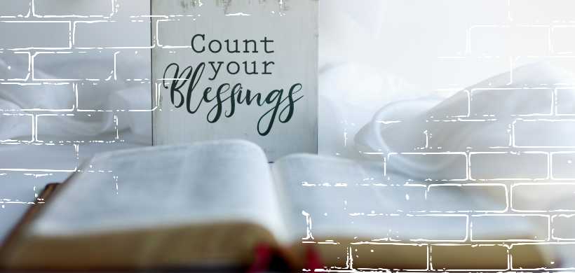 una biblia abierta y un lema escrito de count your blessings