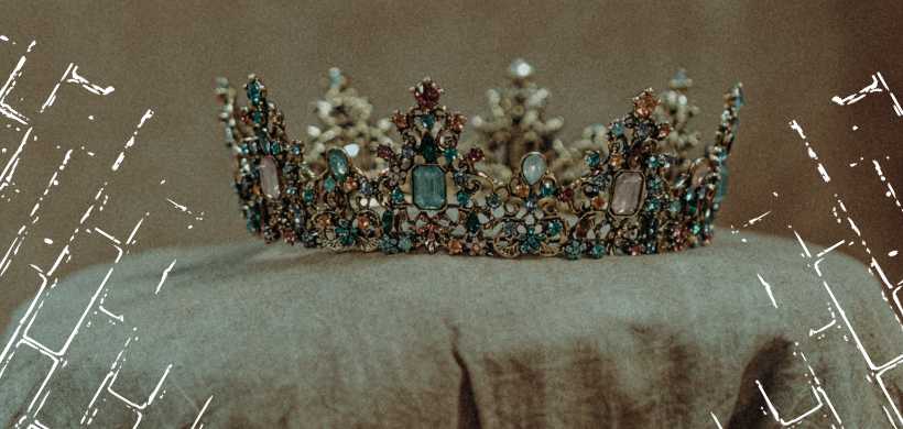 una corona asentada sobre una mesa con un mantel