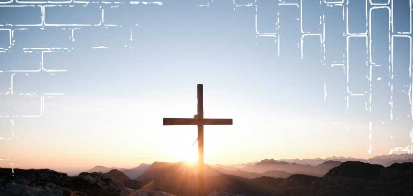 una cruz en medio de montañas