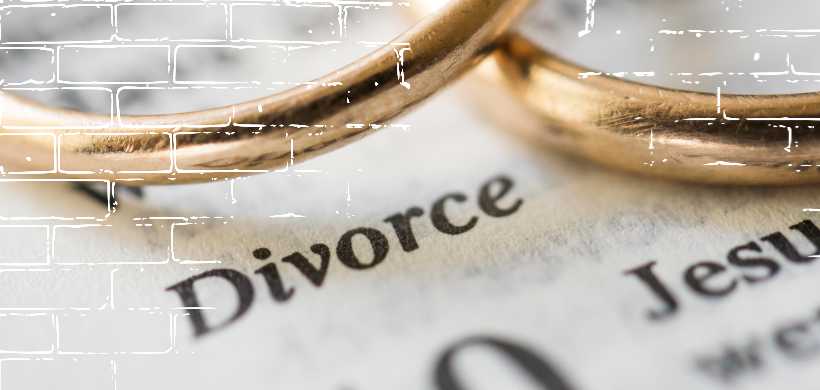 dos anillos sobre un papel que dice divorcio y Jesus
