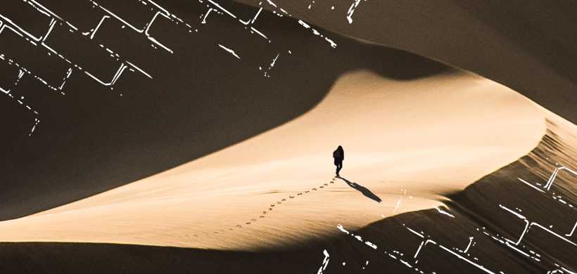 una persona caminando en el desierto