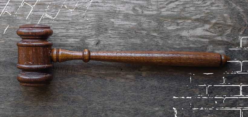 un martillo de juez sobre una mesa de madera