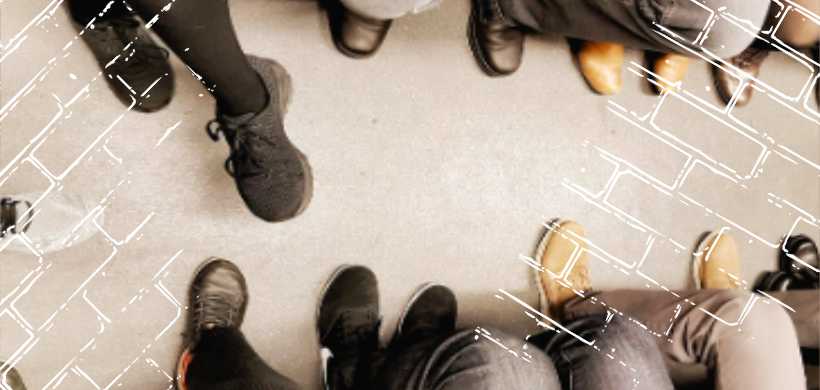 una fila de personas enseñanzo solos sus zapatos