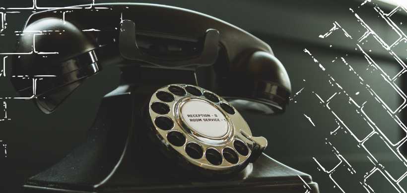 un telefono negro que tiene un recibidor, antiguo
